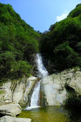 湖南23岁身高2.3米网红“巨人小莫”去世家人拒领骨灰?村委会:她父亲说不要了
